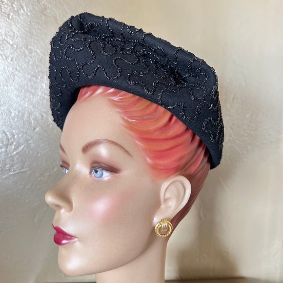 REFINED 1940S' BLACK FELT BERET + UNDULATING CORD TRIM + BLACK ROOSTER FEATHERS - Picture 4 of 14